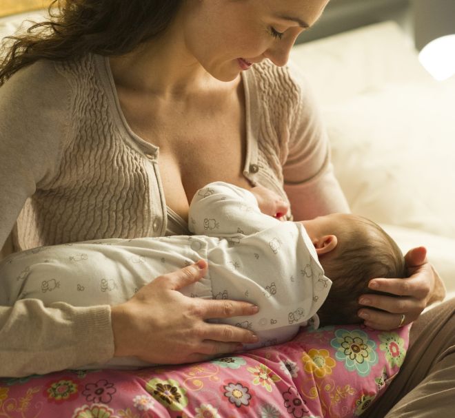 cuscino-allattamento-utilizzi-gravidanza-neonati-schiena-postura